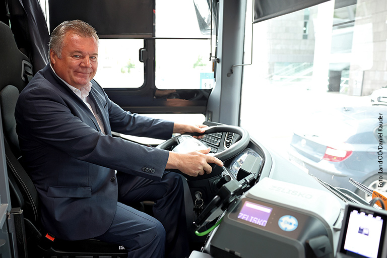 LR Günther Steinkellner als Busfahrer