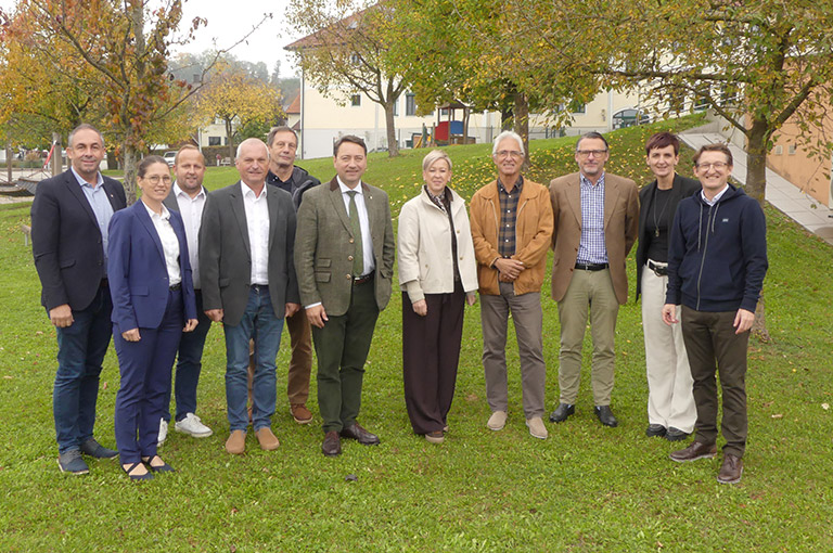 Die Vertreterinnen und Vertreter der Naturparke OÖ und des Landes OÖ mit dem zuständigen Landesrat Manfred Haimbuchner.