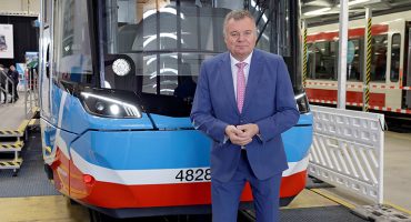 LR Mag. Günther Steinkellner mit dem neuen TramTrain