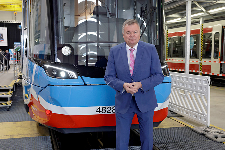 LR Mag. Günther Steinkellner mit dem neuen TramTrain